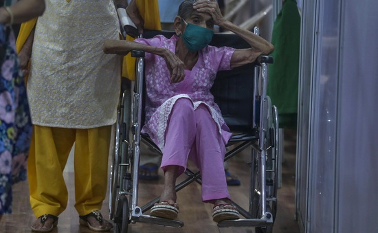 Người dân Ấn Độ đổ xô đi tiêm vaccine trong "cơn sóng thần" COVID-19