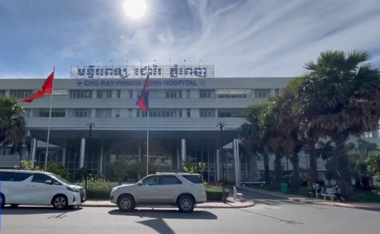 Bệnh viện Việt Nam góp sức giữa tâm dịch Campuchia