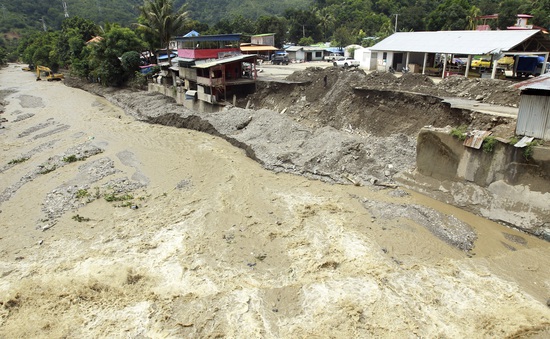 Gần 180 người thiệt mạng do lũ lụt và lở đất ở miền Đông Indonesia