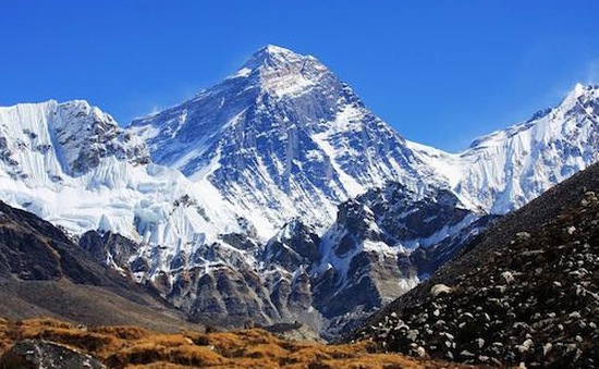 Everest: Đỉnh Everest đón các nhà leo núi nước ngoài sau 1 năm đóng cửa |  