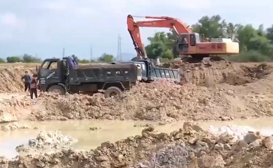 Khánh Hòa: Đào đất bán, hủy hoại hàng chục héc ta đất lúa