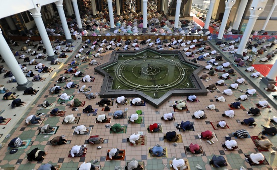 Người Hồi giáo trên khắp thế giới bắt đầu lễ Eid al-Fitr trong bối cảnh dịch bệnh COVID-19