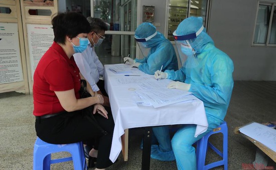 Hà Nội khẩn trương lấy mẫu xét nghiệm COVID-19 cho người trở về từ Đà Nẵng