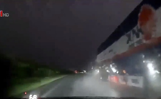 Nguy hiểm khi đi bên xe tải lúc trời mưa