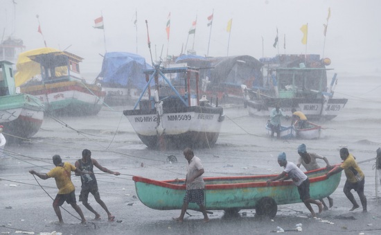 Bão Tauktae mang theo lốc xoáy tấn công bờ biển Ấn Độ, ít nhất 29 người thiệt mạng
