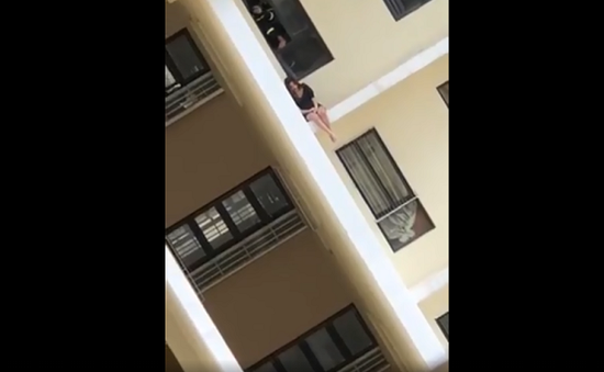 Khoảnh khắc giải cứu thiếu nữ định nhảy lầu chung cư tự tử ở TP Hồ Chí Minh