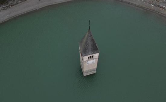 Ngôi làng "mất tích" nổi lên từ hồ nước sau hơn 70 năm