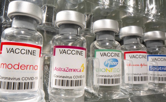 Nhật Bản phê duyệt vaccine COVID-19 của Moderna và AstraZeneca