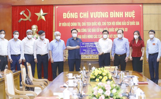 Chủ tịch Quốc hội kiểm tra và đánh giá cao công tác bầu cử tại Bắc Giang, Bắc Ninh, Hải Dương, Hà Nội