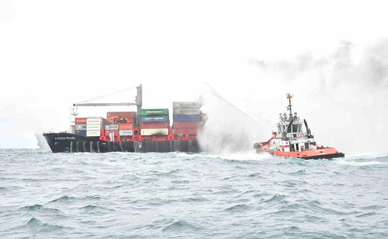 Cháy tàu chở hàng gần cảng Colombo: Sri Lanka nỗ lực cứu thủy thủ đoàn nước ngoài