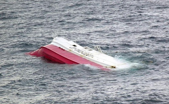 Tàu hàng Nhật Bản bị lật sau va chạm với tàu nước ngoài