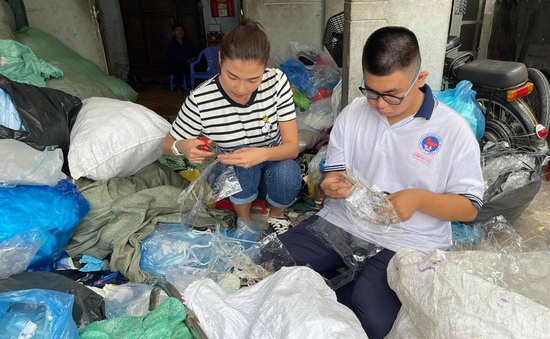 Diễn viên Thúy Diễm thử nhặt rác, xúc động trước hoàn cảnh 3 mẹ con sống bằng nghề thu mua phế liệu tại Tiền Giang