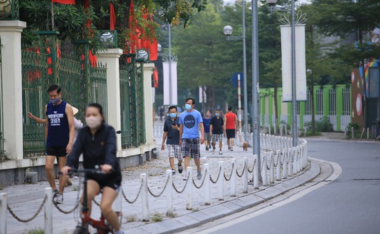 Hà Nội đóng cửa công viên phòng dịch COVID-19, người dân lại tràn ra vỉa hè… tập thể dục