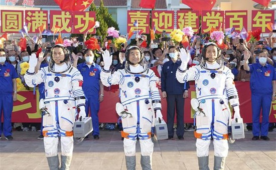 Trung Quốc đưa phi hành đoàn đầu tiên lên trạm không gian mới
