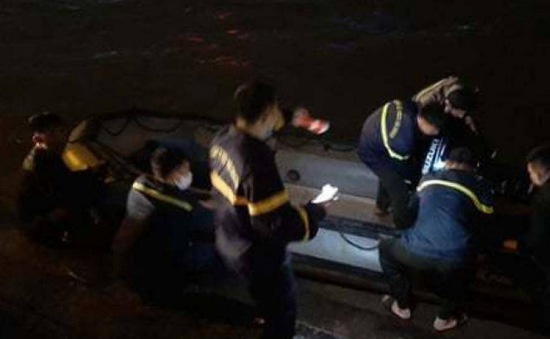 2 thanh niên suýt bỏ mạng khi chèo thuyền trên Hồ Tây