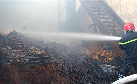 Cháy lớn thiêu rụi hơn 400m2 xưởng nhang tại Bình Dương