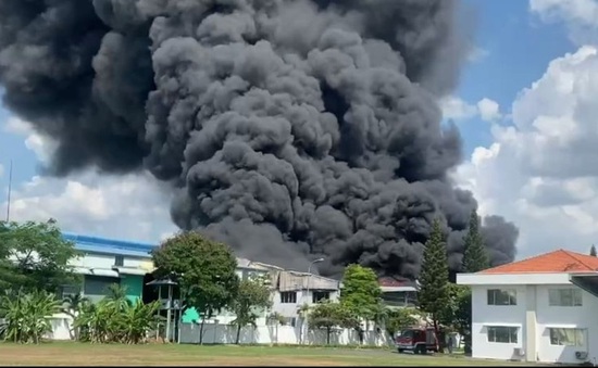 Đang cháy lớn ở Công ty Ariang Chemical Co Đồng Nai