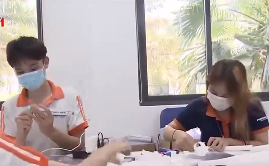 Sinh viên làm tấm chắn giọt bắn tặng tuyến đầu chống dịch