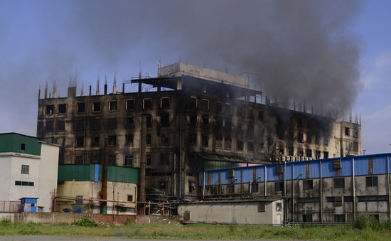 Cháy dữ dội tại nhà máy ở Bangladesh,  ít nhất 52 người tử vong