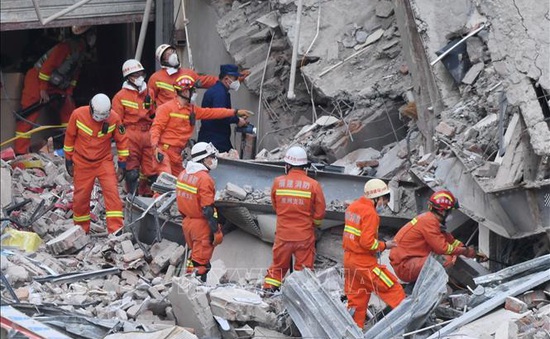 Sập khách sạn ở Trung Quốc, 7 người được cứu sống từ đống đổ nát