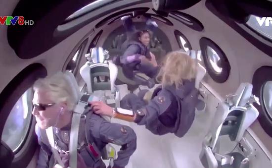 Tỉ phú Richard Branson hoàn thành chuyến bay đầu tiên vào không gian