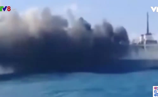 Cháy tàu chở hơn 100 người ngoài khơi Indonesia