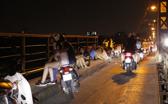 Hà Nội: Nhiều người dân bất chấp lệnh cấm  vẫn tụ tập hóng mát trên cầu, bờ hồ