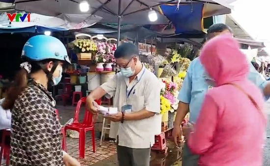 Người dân Nha Trang đi chợ bằng phiếu theo ngày