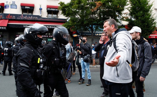 Người Pháp biểu tình phản đối biện pháp phòng dịch