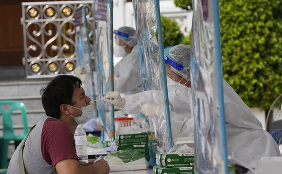 Làn sóng dịch COVID-19 mới bùng phát nghiêm trọng tại nhiều nước Đông Nam Á