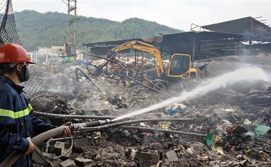 Cháy hàng nghìn mét vuông xưởng chứa phế liệu tại khu làng nghề Tràng Minh (Hải Phòng)