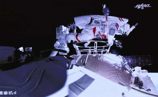 Phi hành gia Trung Quốc lần đầu đi bộ ra ngoài trạm vũ trụ Thiên Cung