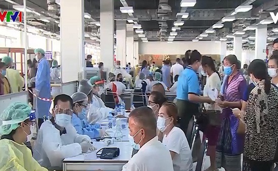 Nhiều người dân Lào đăng ký tiêm bất cứ loại vaccine nào