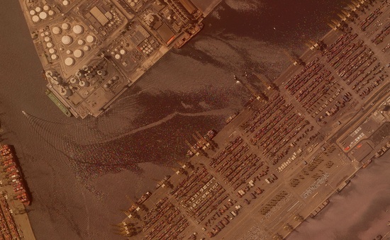 Dubai điều tra nguyên nhân vụ nổ tàu chở container
