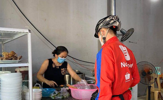 TP Hồ Chí Minh ‘mở lối’ cho người dân khi tạm dừng các dịch vụ ăn uống mang về