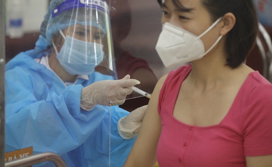 Tiêm vaccine cho người dân, lực lượng tuyến đầu tại Thanh Trì, Hà Nội