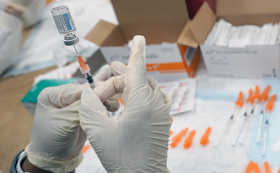 Israel mở rộng chương trình tiêm liều bổ sung, Nhật Bản cân nhắc cho phép tiêm kết hợp các vaccine