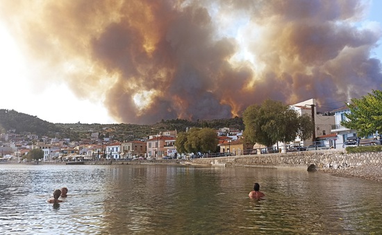 Cháy rừng tiếp tục hoành hành tại Hy Lạp trong đợt nắng nóng tồi tệ nhất hơn 30 năm qua