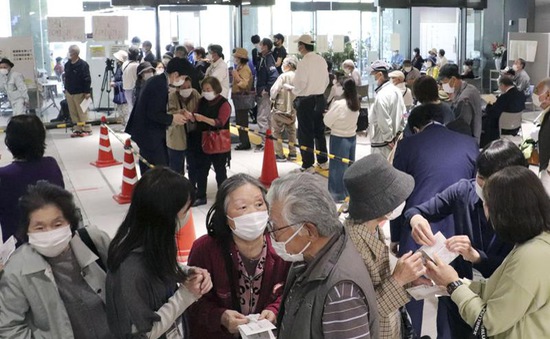 Số ca mắc mới tăng kỷ lục, Nhật Bản phân cấp điều trị để giảm tải áp lực