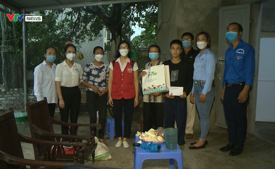 Quỹ Tấm lòng Việt tiếp tục trao học bổng cho học sinh nghèo vượt khó