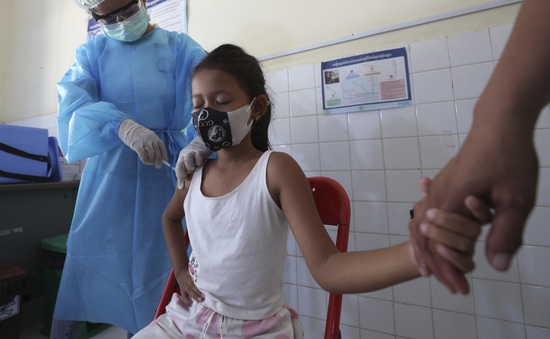 Campuchia đã tiêm vaccine COVID-19 cho 88,98% thiếu niên