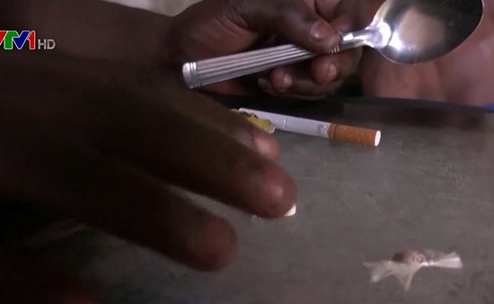 Kinh hoàng ma túy được pha chế từ cặn khói xe ở Congo