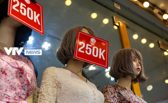 "Thủ phủ" thời trang bình dân ở Hà Nội hào hứng trong ngày đầu mở cửa lại