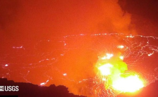 Núi lửa Kilauea ở Hawaii phun trào, tạo ra các vòi phun dung nham và khói dày đặc