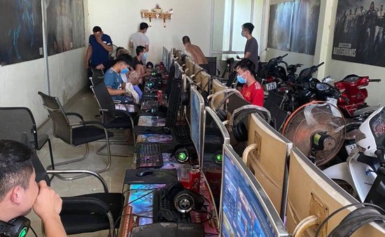 Giữa mùa dịch, 10 thanh niên tụ tập chơi trò chơi điện tử tại quán Internet