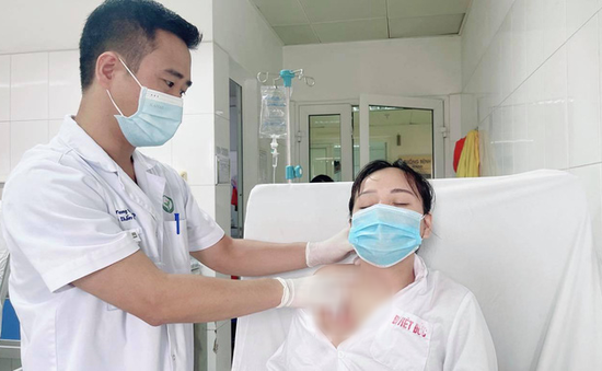 Lần đầu tiên tại Việt Nam: Phẫu thuật thành công điều trị vẹo cổ do xơ cơ ức đòn chũm bằng kỹ thuật nội soi qua đường nách