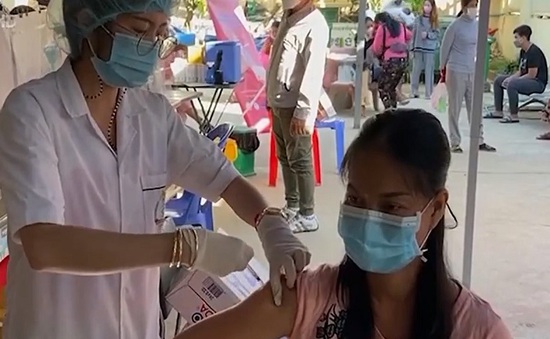 Campuchia tiêm mũi vaccine thứ tư cho các nhóm ưu tiên