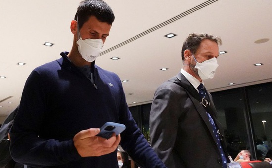 Djokovic lên máy bay rời Australia sau phán quyết của toà án