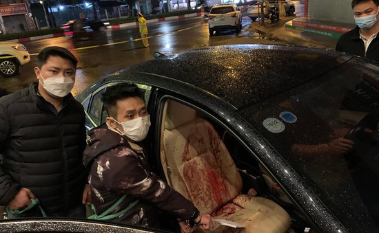 Hà Nội: Lại thêm 1 vụ dùng dao cứa cổ lái xe taxi