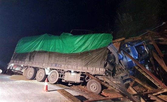 Xe tải chở gỗ bị mất lái gây tai nạn trên QL16, 3 người thương vong
